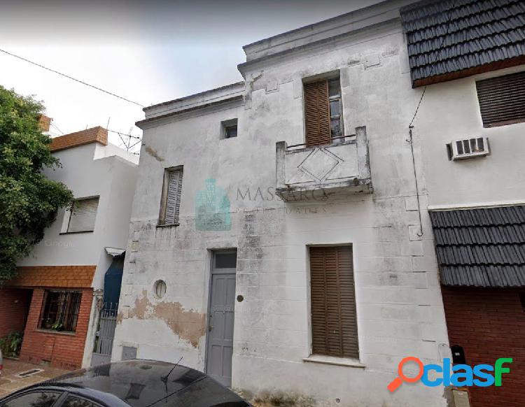 Casa ex municipal en venta, 4 ambientes con patio, Liniers.