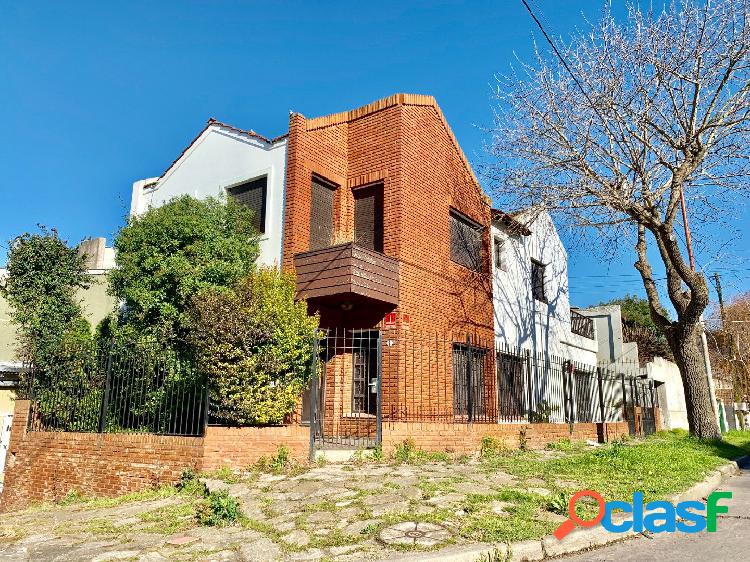 Venta casa 5 ambientes con parque y garage!