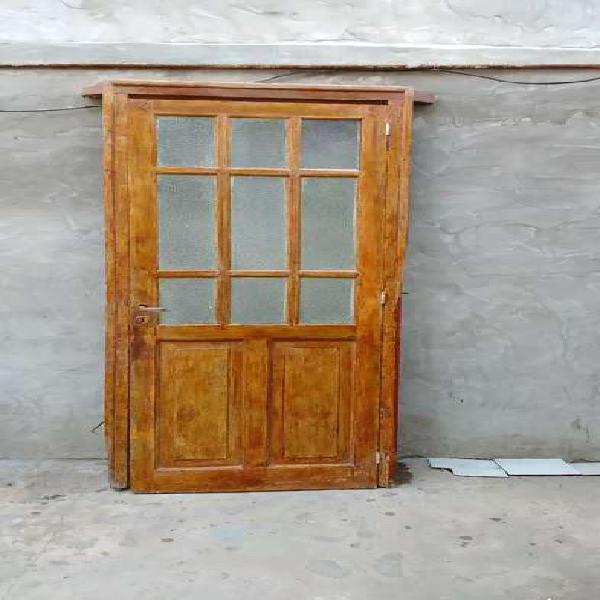 Puerta antigua de cedro