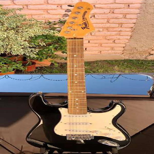 Vendo Permuto Stratocaster con Decal Fender
