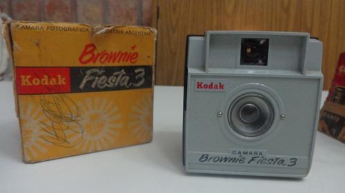 Dos Cámaras De Fotos Antiguas Colección Kodak Fiesta Y