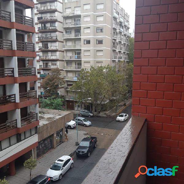 DEPARTAMENTO DOS AMBIENTES CON BALCON A LA CALLE !!