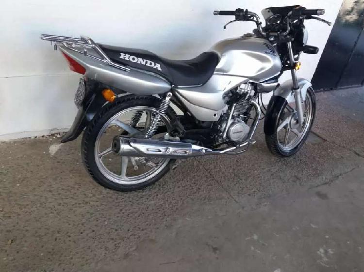 VENDO MOTO HERMOSA