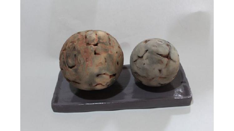 2 esferas rústicas ladrillo quemado en bandeja gris, $ 150