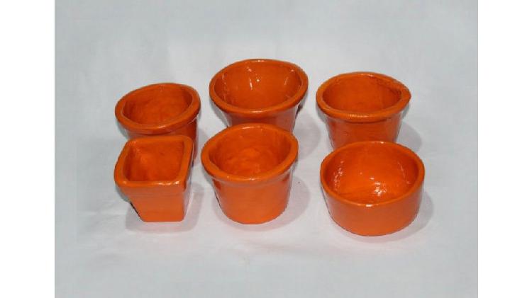 6 macetas cerámicas naranja de diferentes formas, $ 150