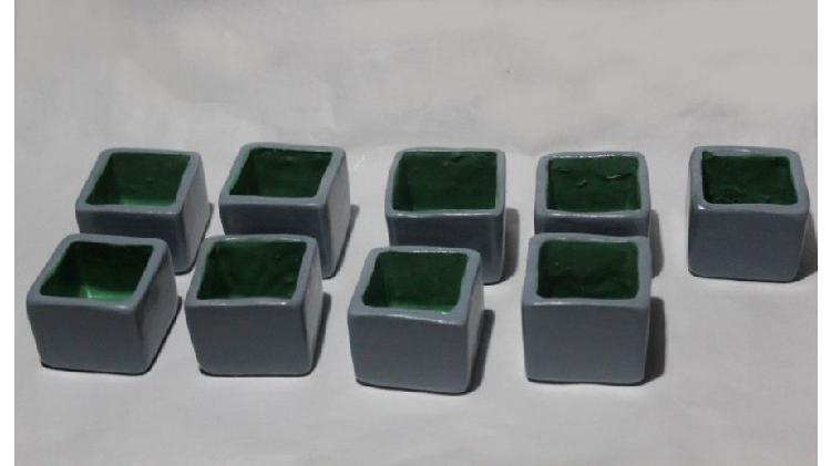 9 pequeñas macetas cuadradas gris y verde, $ 180