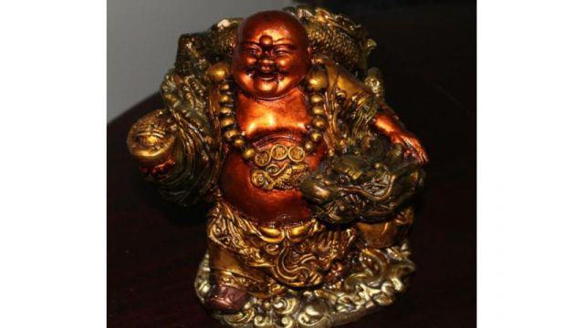 Buda de yeso con Dragón, policromado $200
