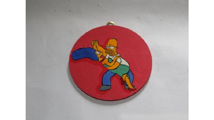 Colgante circular con Homero y Marge Simpson, pintado $ 60