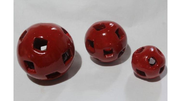 Esferas cerámicas rojas con agujeros, juego de 3, $150