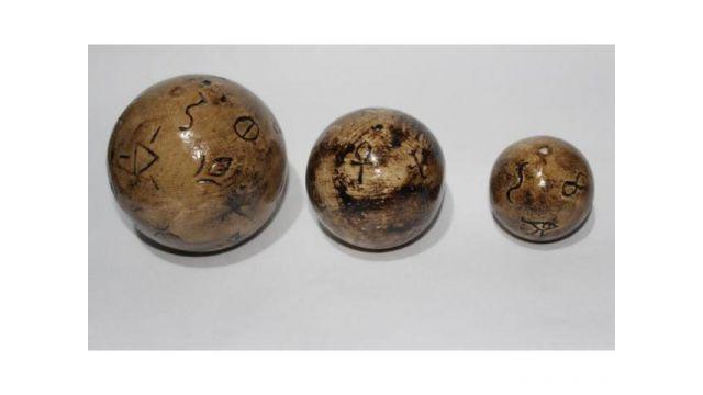 Esferas decorativas cerámicas con símbolos esotéricos, $