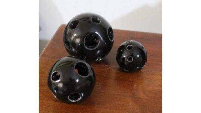 Juego de esferas cerámicas caladas, esmaltadas negras $150