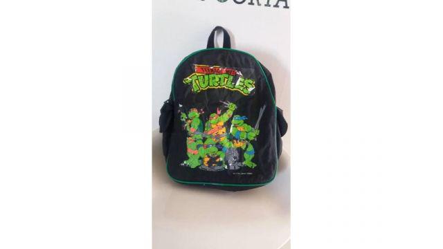 Mochila Tortugas Ninja. 2 bolsillitos a los costados alto 35