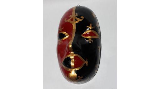 Máscara tipo veneciana en negro, rojo y dorado, $ 80