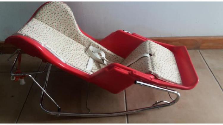 SILLA MECEDORA PEG PEREGO CON MESA REBATIBLE. CINTURÓN DE