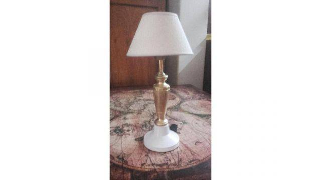 VENDO LAMPARA DE MESA CHICA BLANCA. NALO.