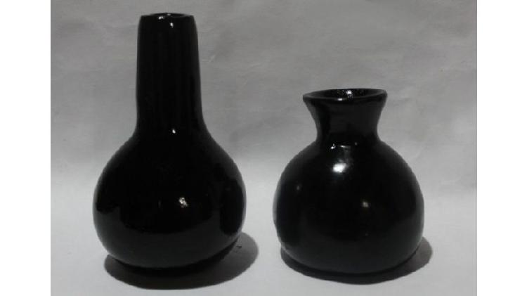 2 floreros cerámicos negros de 14 y 10 cm de altura, $ 150