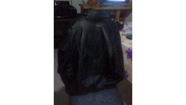 Campera negra de cuero 100x100