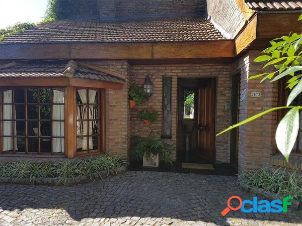 Casa en Venta. 4 Amb. 3 Dor. 640 M2. 240 M2 Cub.