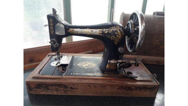 Máquina de coser Singer con caja de madera
