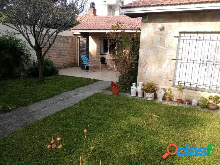 CHALET DE TRES AMBIENTES CON DEPENDENCIAS DE SERVICIO,