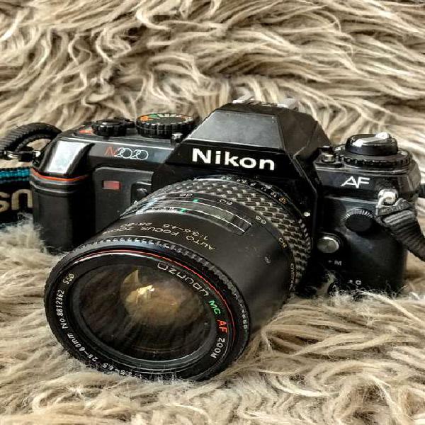 Cámara Nikon analógica AF N2020/ F501 con lente macro af
