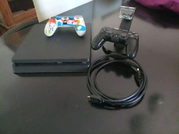 Ps4 slim casi nueva 2 joystcika 1 juego y accesorios