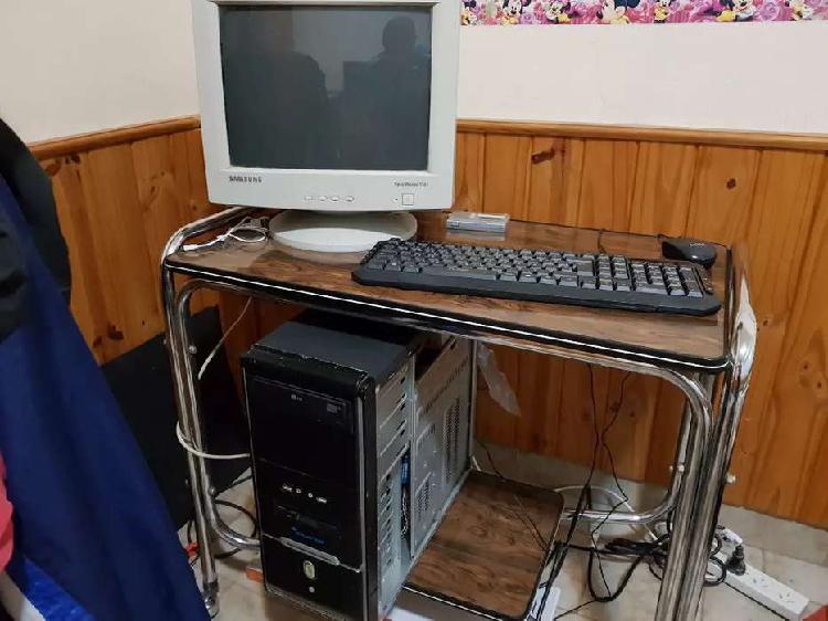 Vendo PC con monitor, teclado, mouse y parlantes