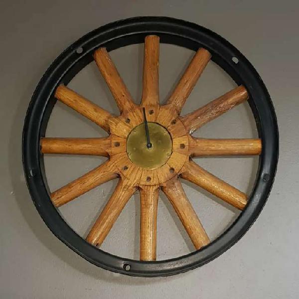 Vendo Reloj vintage hecho con rueda de Ford T