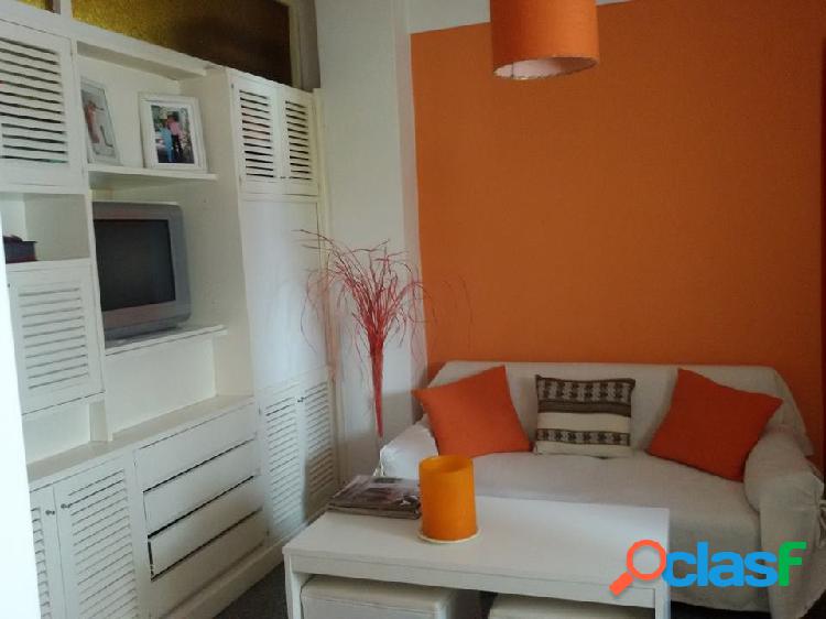 departamento de 1 y 1/2 ambiente, impecable, zona plaza