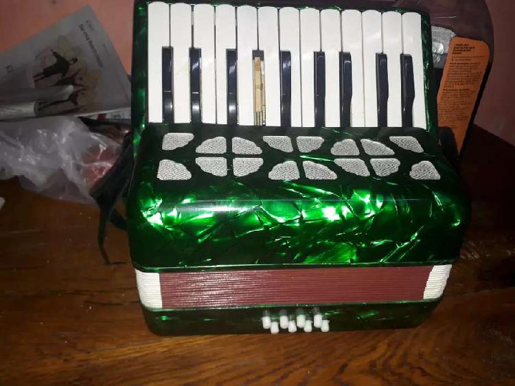 Acordeon 22teclas y 8 bajos