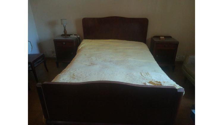 Antigua cama de cedro