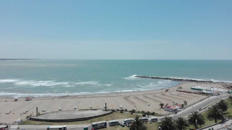 Departamento con plena vista al mar de 3 ambientes con