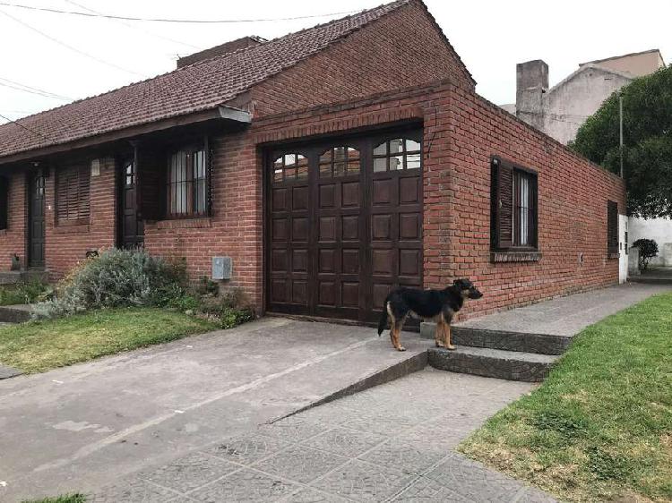 Duplex de tres ambientes con garage z/Constitución