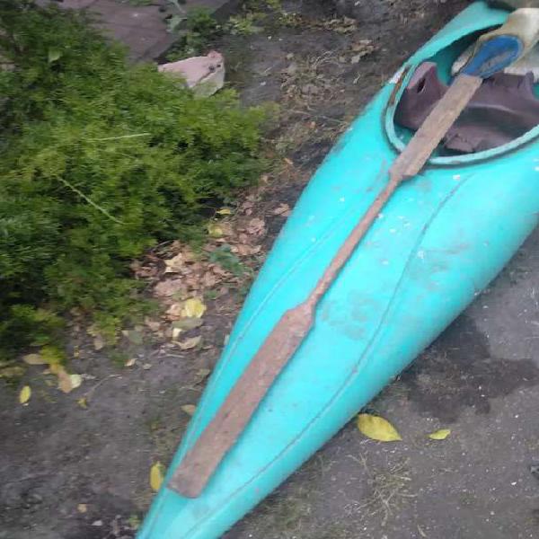 Kayac reparado en plástico con remo de madera