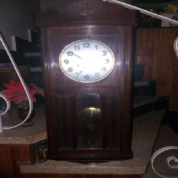 RELOJ ANTIGUO CON PENDULO FUNCIONANDO