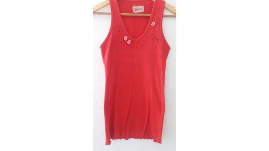 MUSCULOSA MORLEY ROJA CON APLIQUES DE FLORES TALLE 2