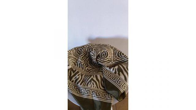 Pañuelo grande seda nuevo traído de Barcelona 95 x 95 CM
