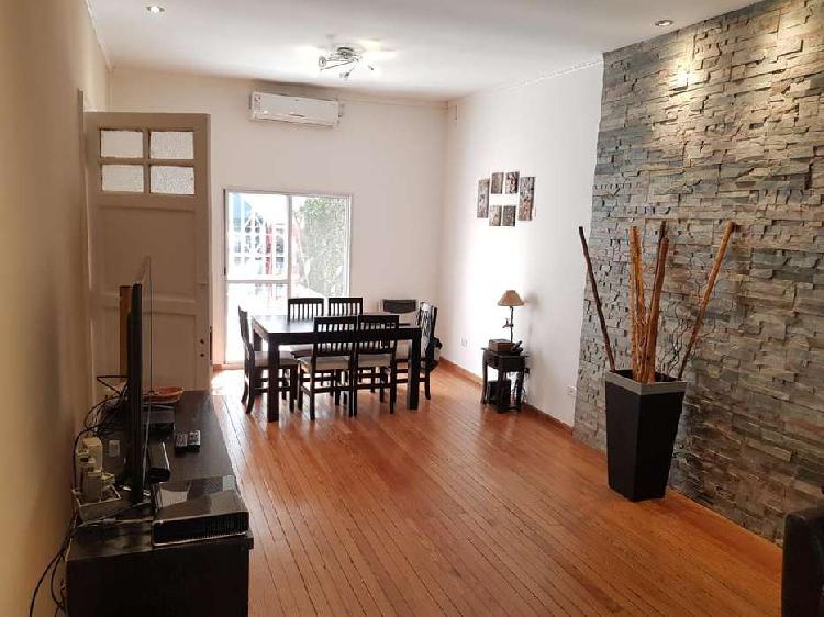 VENTA EXCELENTE CASA CON COCHERA, PATIO Y DOS TERRAZAS -