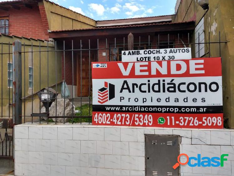 Casa en venta 4 ambientes amplia con cochera, patio,