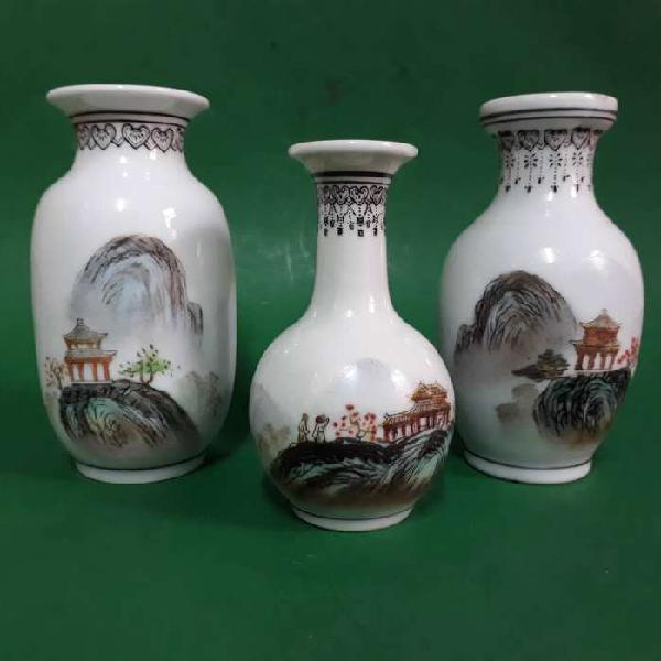 Tres Pequeños Jarrones De Porcelana China Pintados A Mano