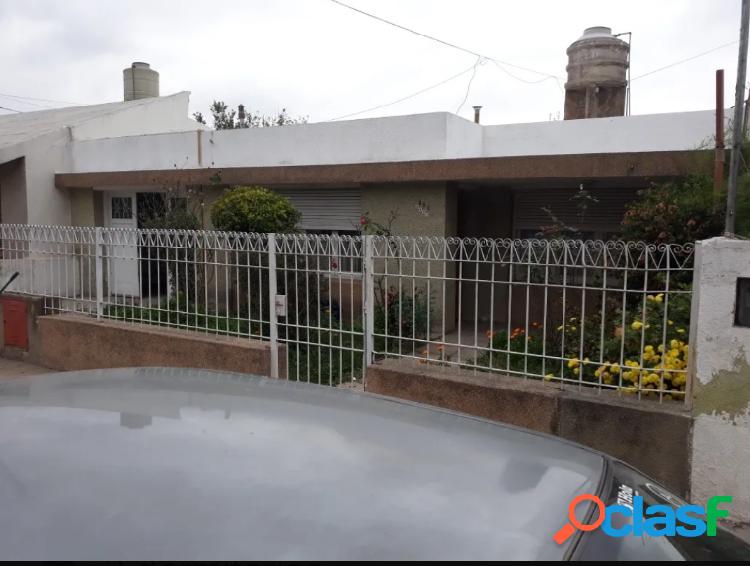 VENTA CASA 3 DORMITORIOS EN BARRIO VILLA ADELA