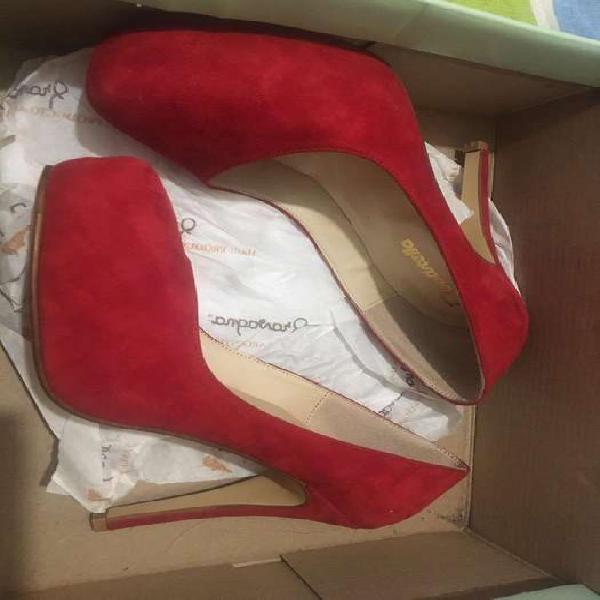Zapatos de gamuza rojos