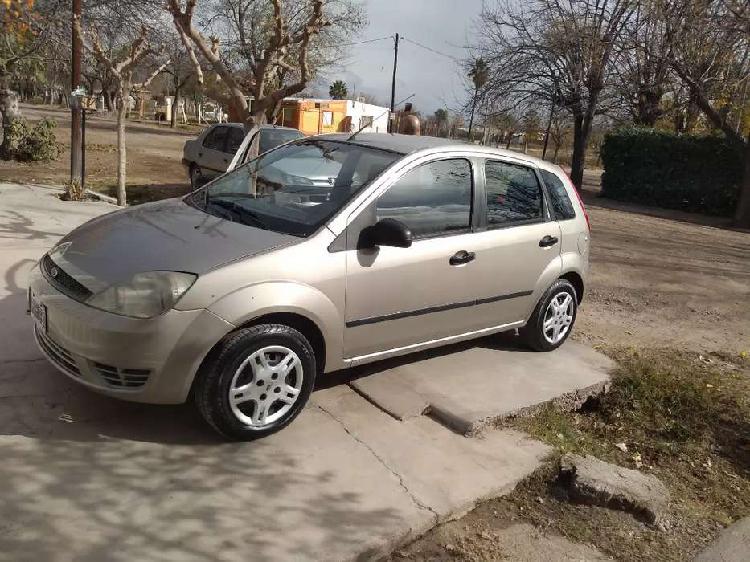 El auto está impecable Ford fiesta 1,6 motor Cetec cadenero