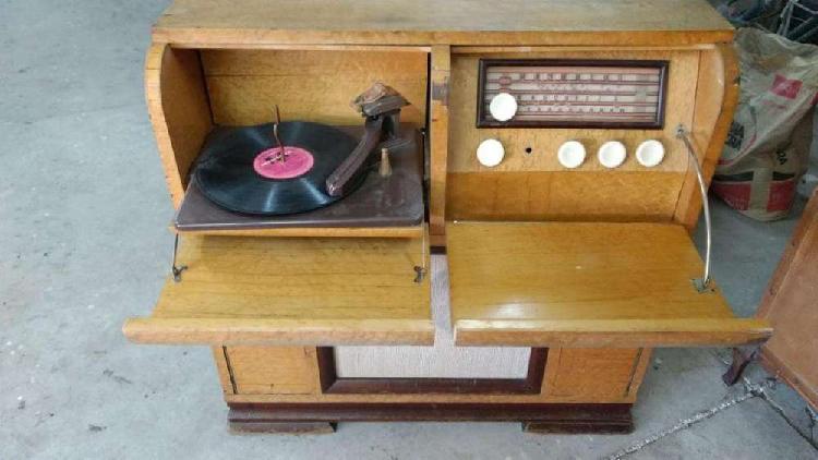 vendo mueble antiguo con tocadisco y radio