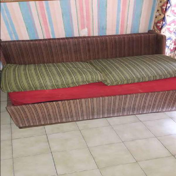 Es un sofa cama de una plaza .