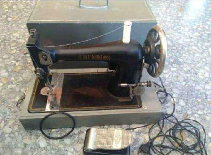 Máquina de coser antigua (lanzadera) con valija. marca: O.
