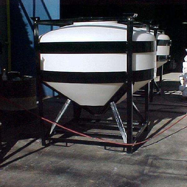 Tanque cónico de 2600 litros con estructura metálica