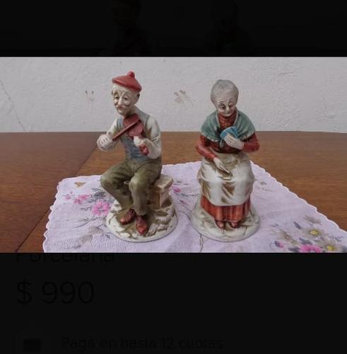 Una Tierna Figura De Ancianos En Porcelana Capodimonte