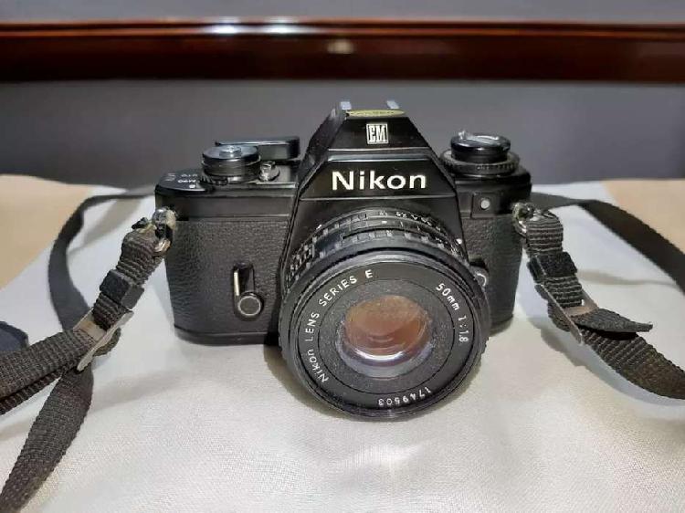 Cámara Nikon EM 50 mm con Flash Hitacon
