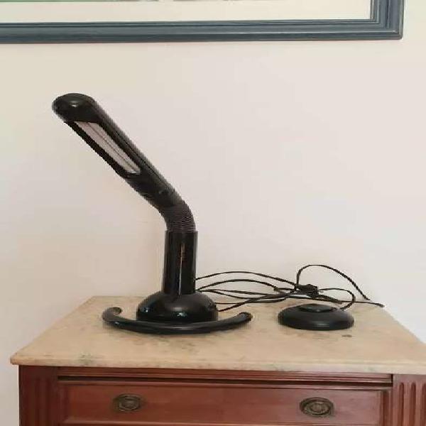 Lámpara de escritorio flexible funciona